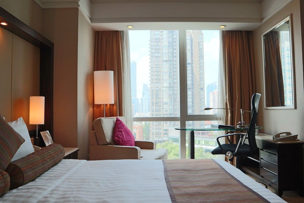 Howard Johnson Huaihai Hotel Shanghai Deluxe Room, 1 King Bed, Non Smoking 6