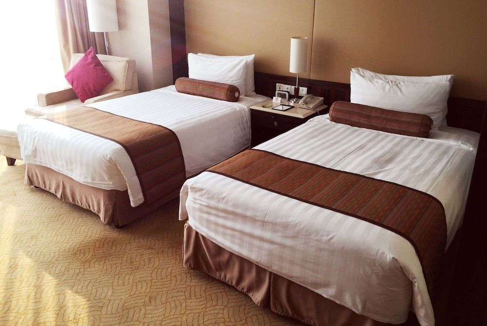 undefined Howard Johnson Huaihai Hotel Shanghai 3