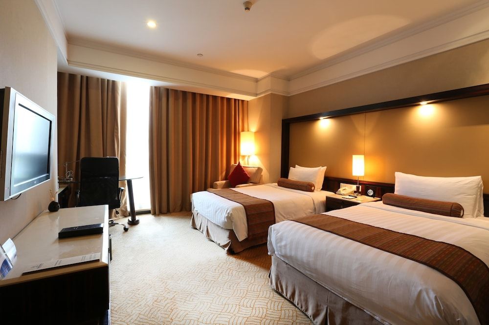 Howard Johnson Huaihai Hotel Shanghai Deluxe Room, 1 King Bed, Non Smoking 4