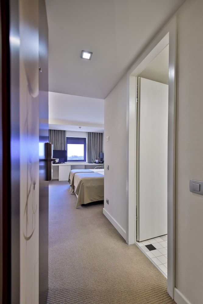 Ramada Plaza by Wyndham Bucharest Convention Center Room, 2 Twin Beds, Non Smoking 8