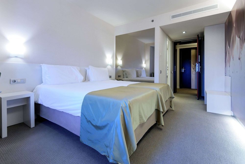 Ramada Plaza by Wyndham Bucharest Convention Center Room, 2 Twin Beds, Non Smoking 2