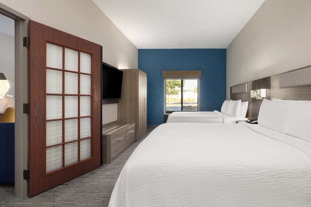 Suite, 1 Bedroom, Roll-in Shower (Mobility Accessible)