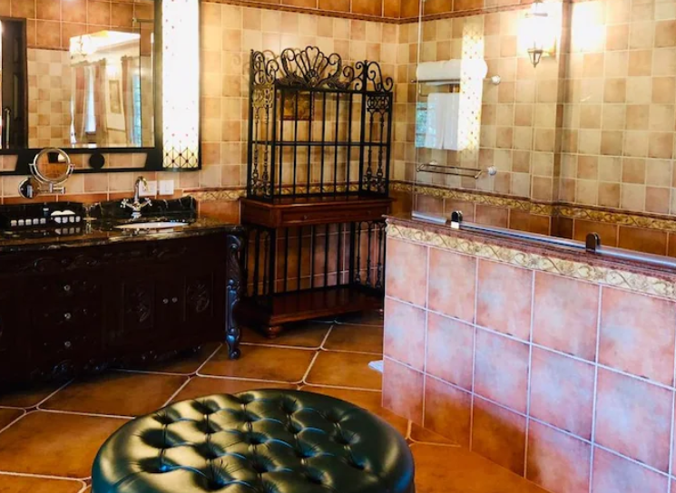 Grand Grove View Suite with Bathtub and Balcony