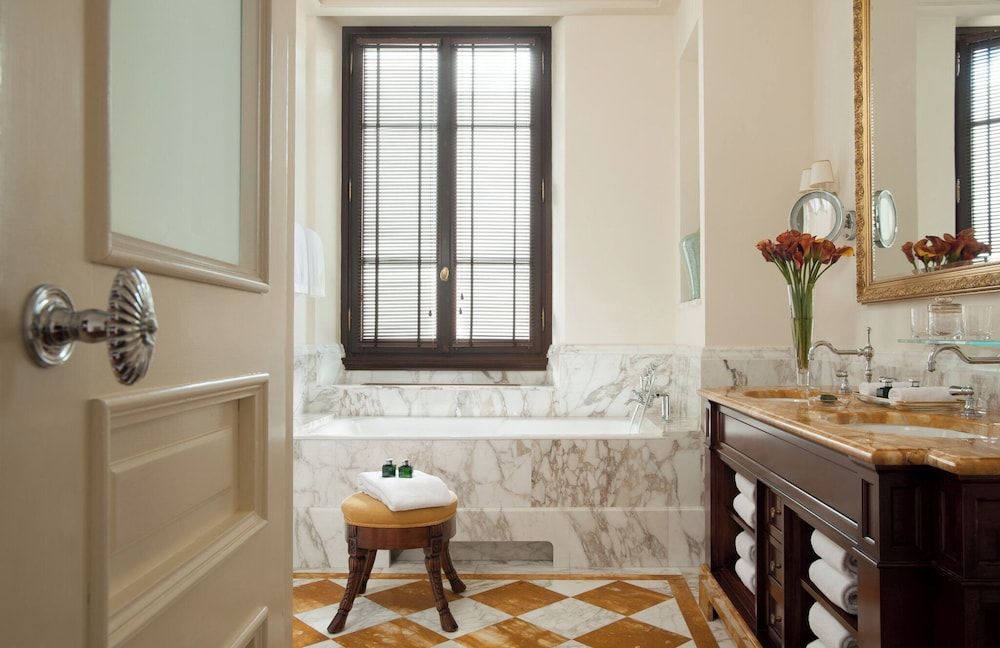 Four Seasons Hotel Firenze Superior Room, 1 King Bed (Courtyard or Street View) 7