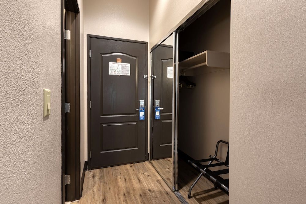 The Azure Hotel Room, 1 King Bed, Non Smoking 15