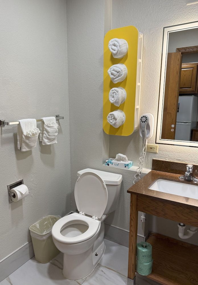 Deluxe Queen Suite