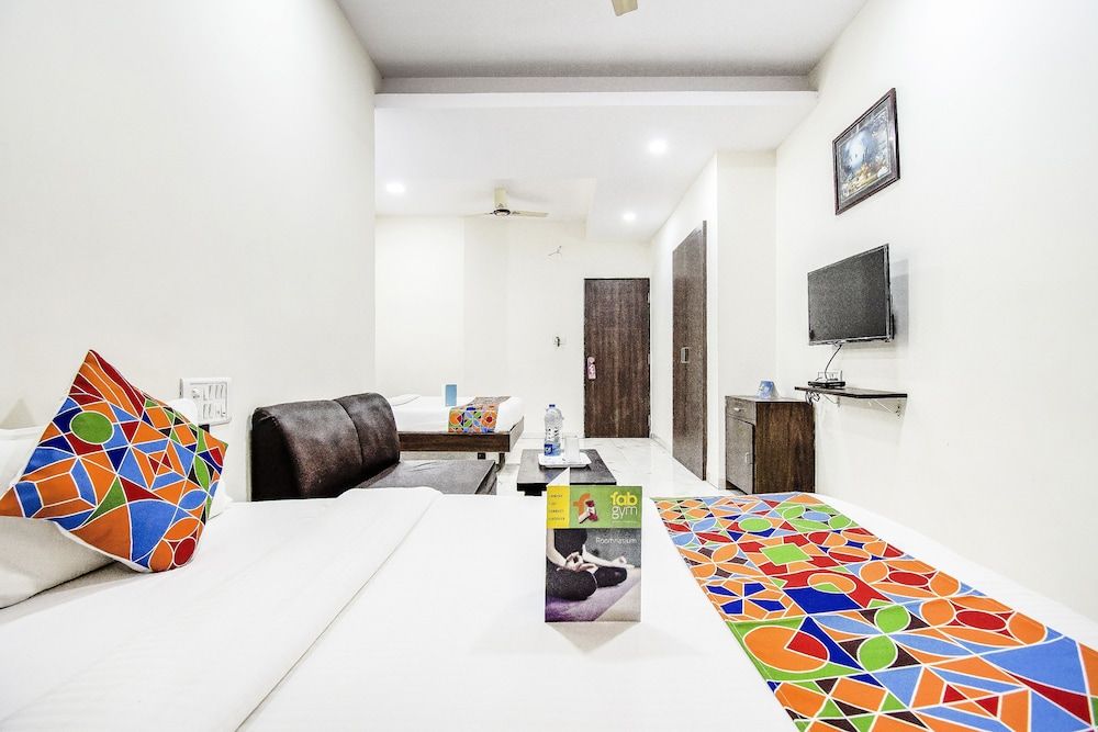 undefined FabHotel Sahara Inn 4