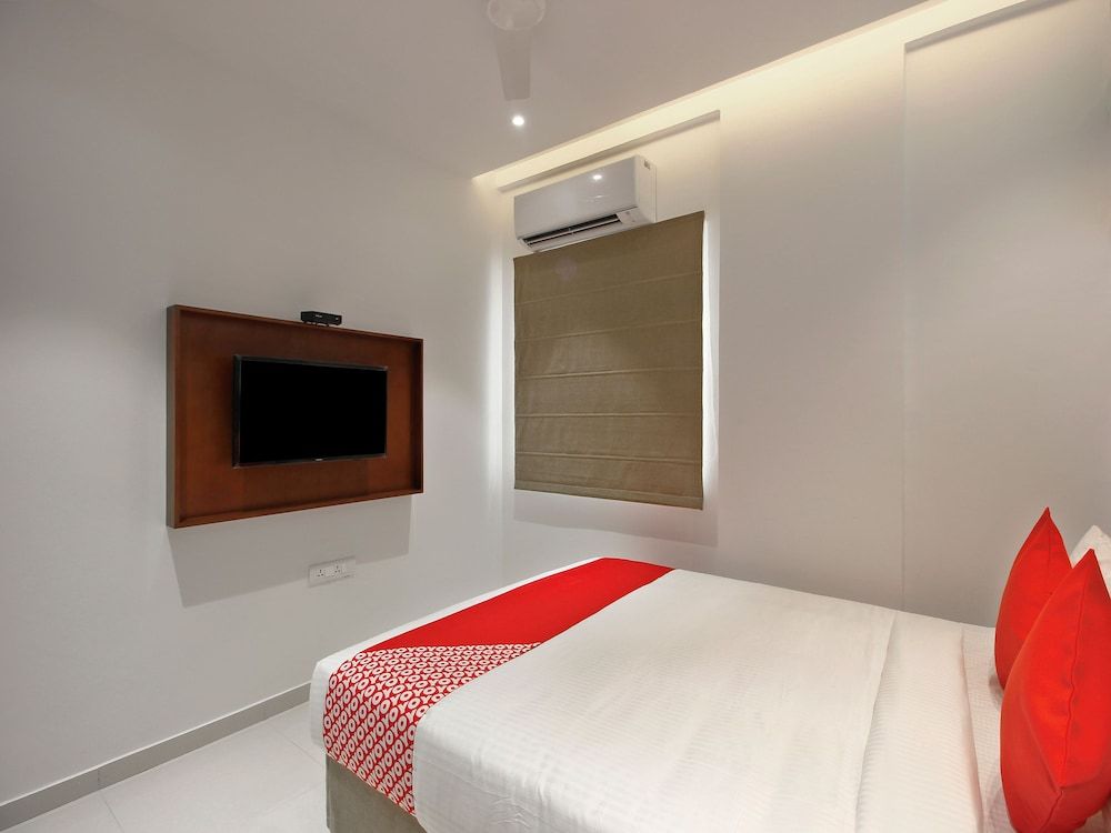 OYO 24583 Sesha Grand Standard Room 8