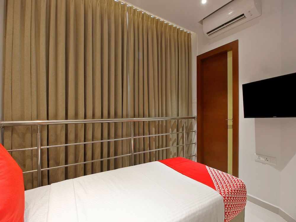 OYO 24583 Sesha Grand Standard Room 5
