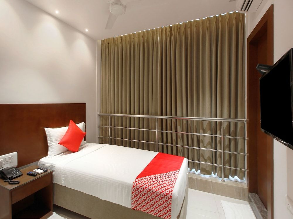 OYO 24583 Sesha Grand Standard Room 2