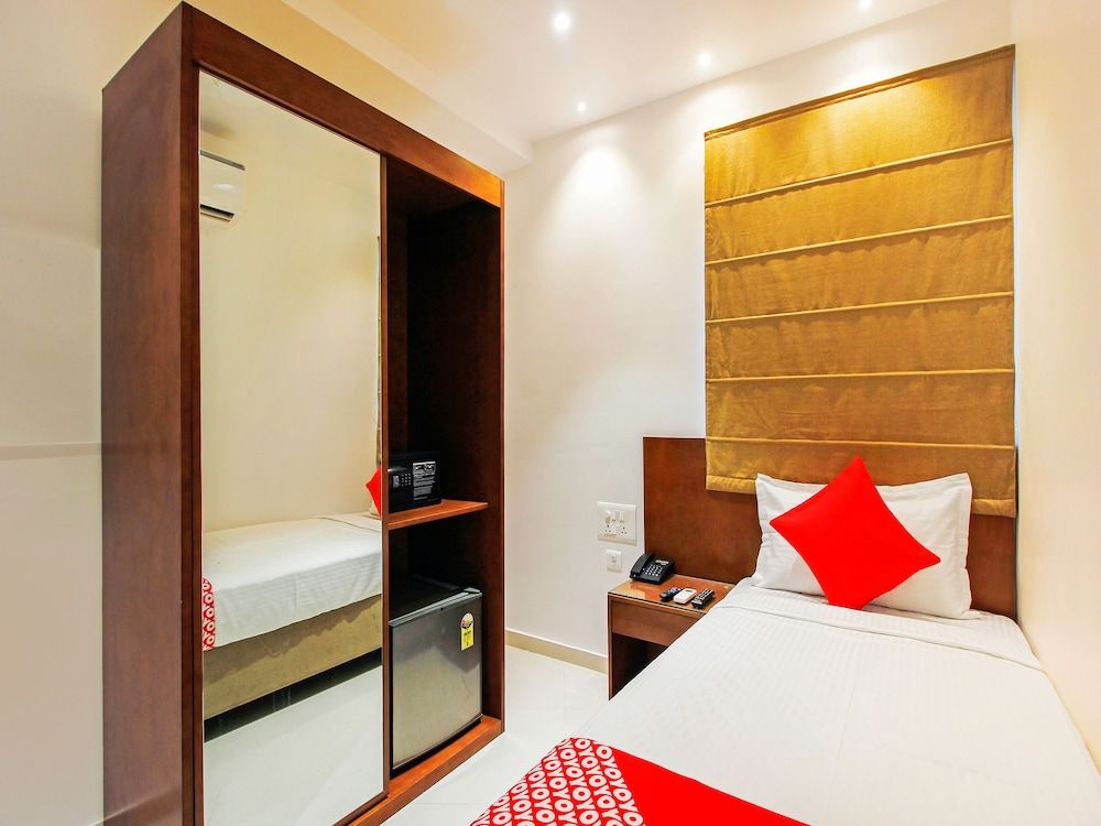 OYO 24583 Sesha Grand Standard Room 6