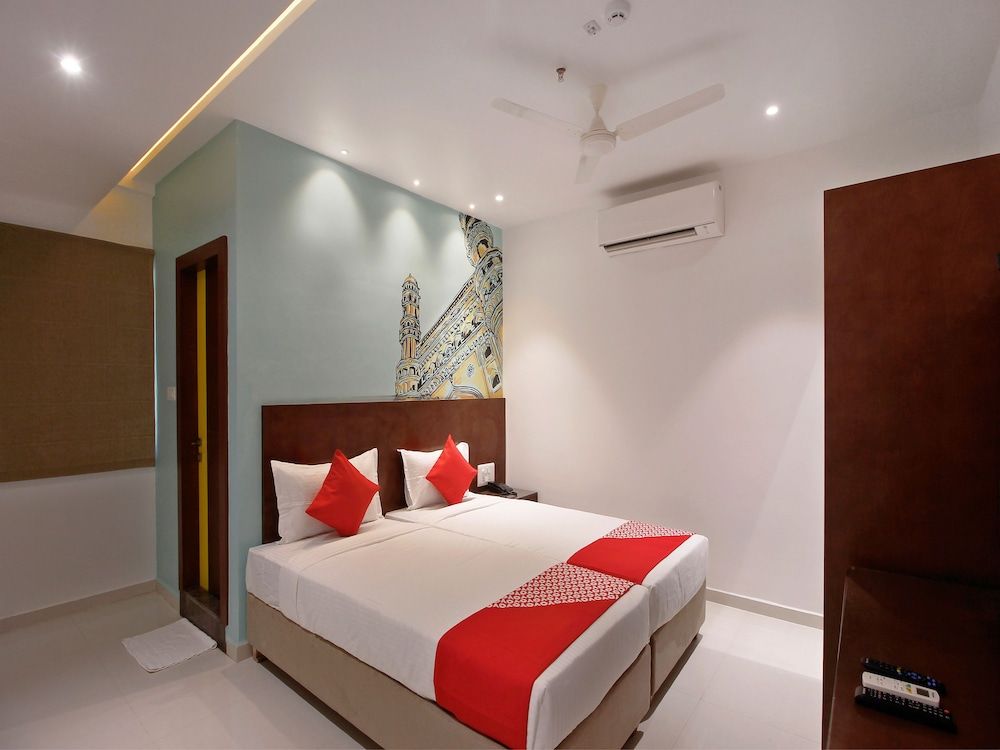OYO 24583 Sesha Grand Standard Room 14