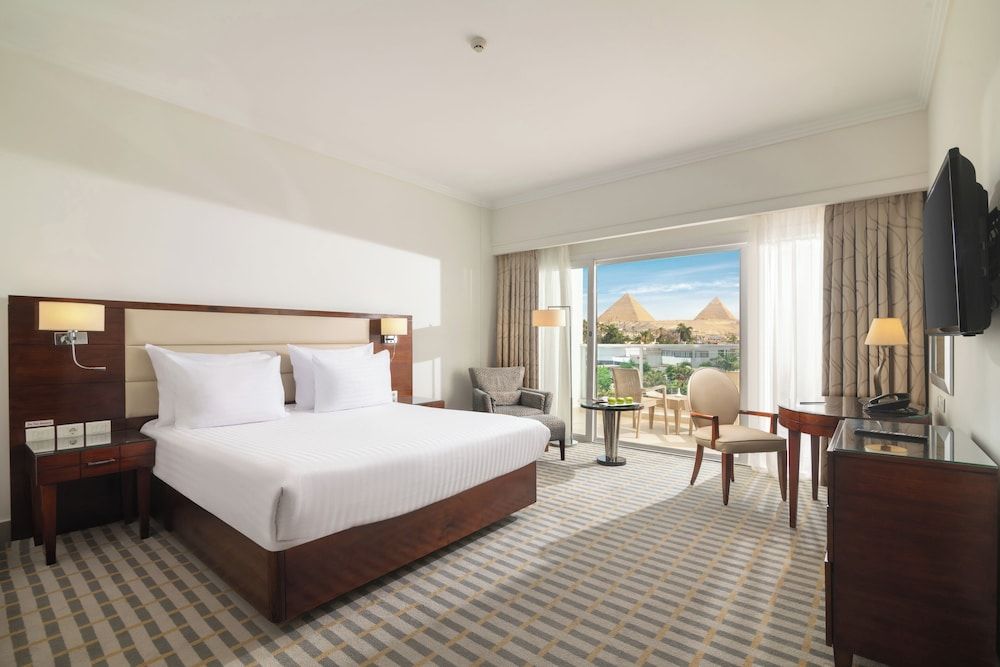 Steigenberger Pyramids Cairo Deluxe Room (Pyramid View)