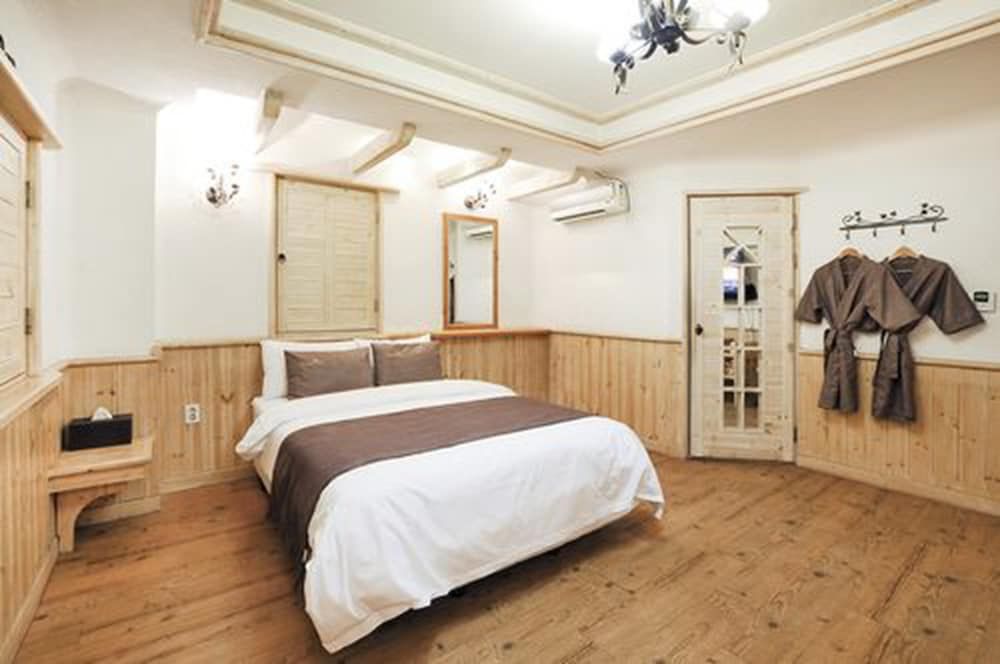 Incheon Airport Hotel Oceanside Deluxe Double Room 9