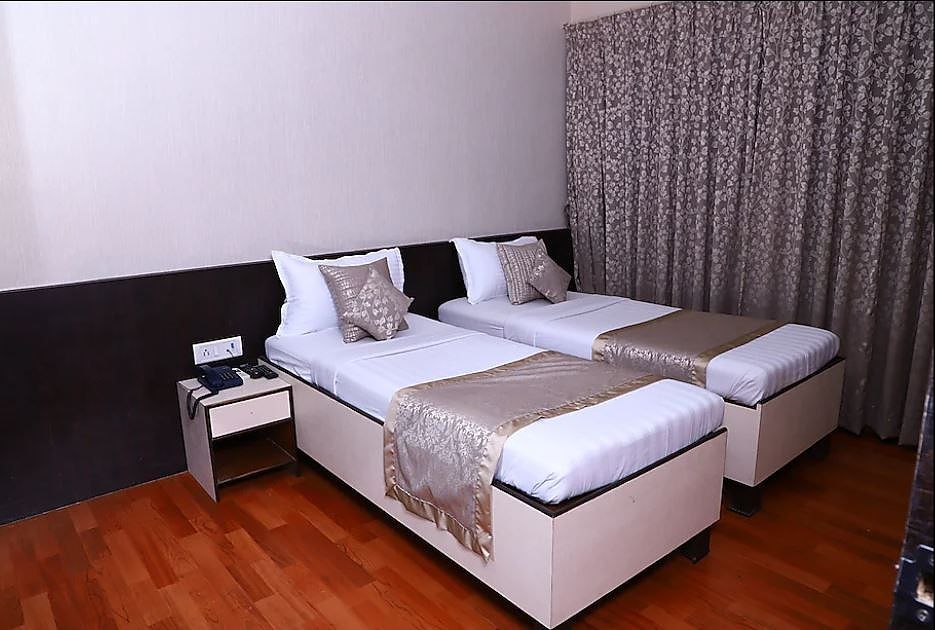 Bharat Avenue Deluxe AC Room 4