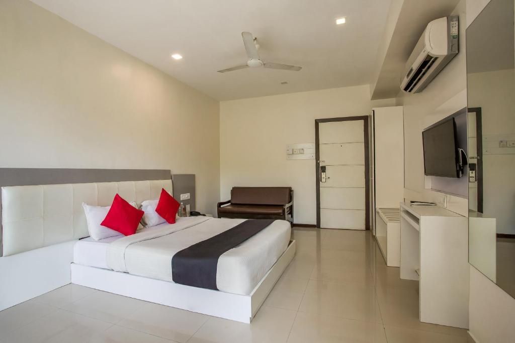 Capital O 35557 Hotel Aura Deluxe Room 5