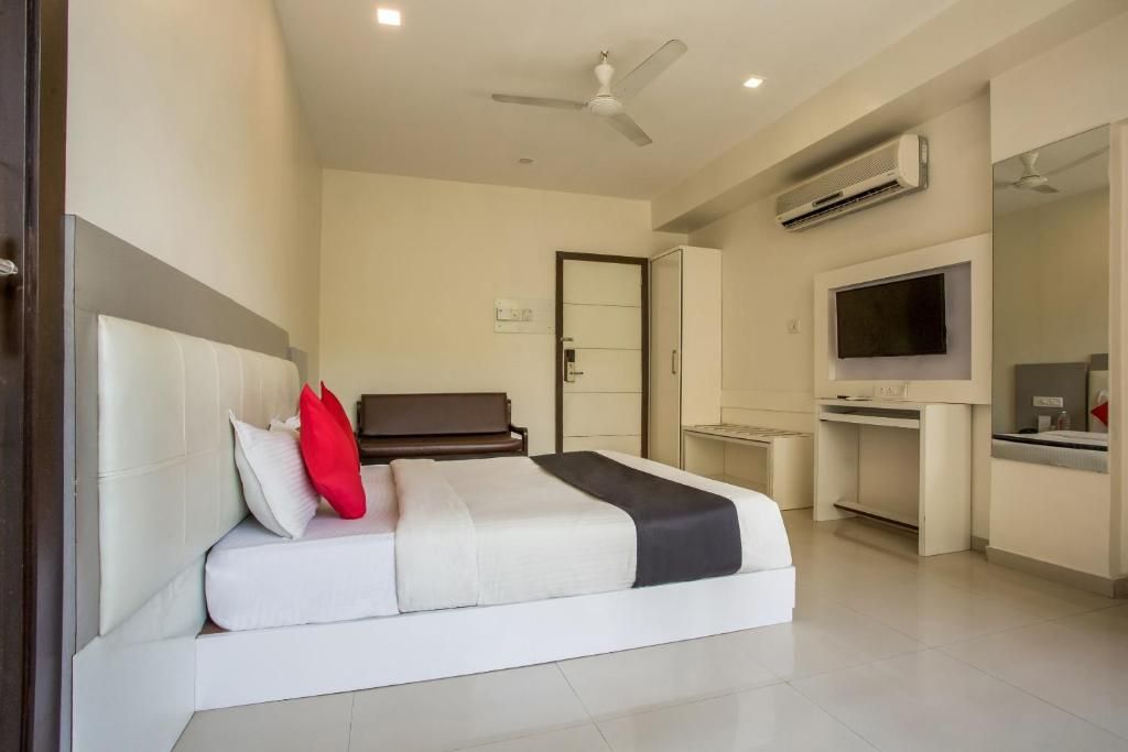 Capital O 35557 Hotel Aura Deluxe Room 6
