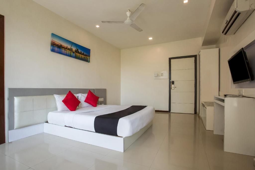 Capital O 35557 Hotel Aura Deluxe Room 7