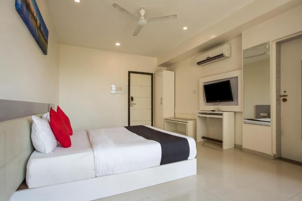 Capital O 35557 Hotel Aura Deluxe Room 11