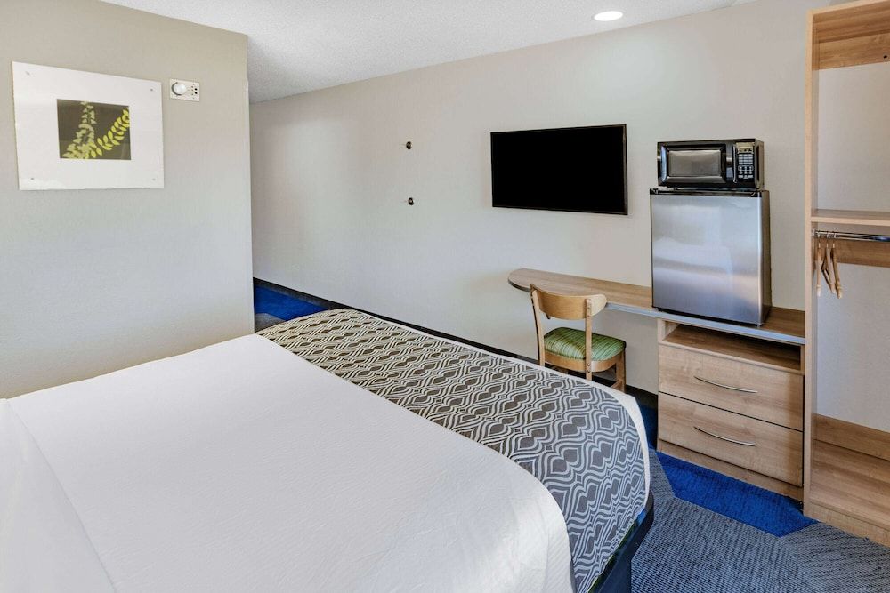 Standard Room, 1 Queen Bed