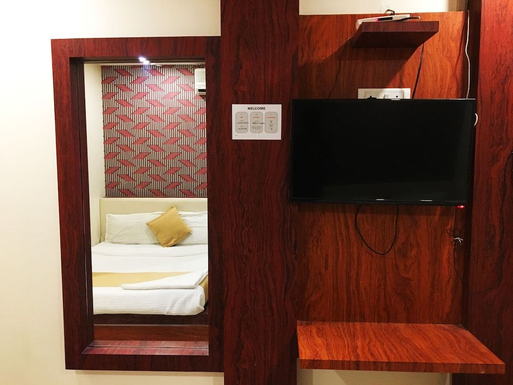 Hotel Safar Residency Deluxe Quadruple Room 8