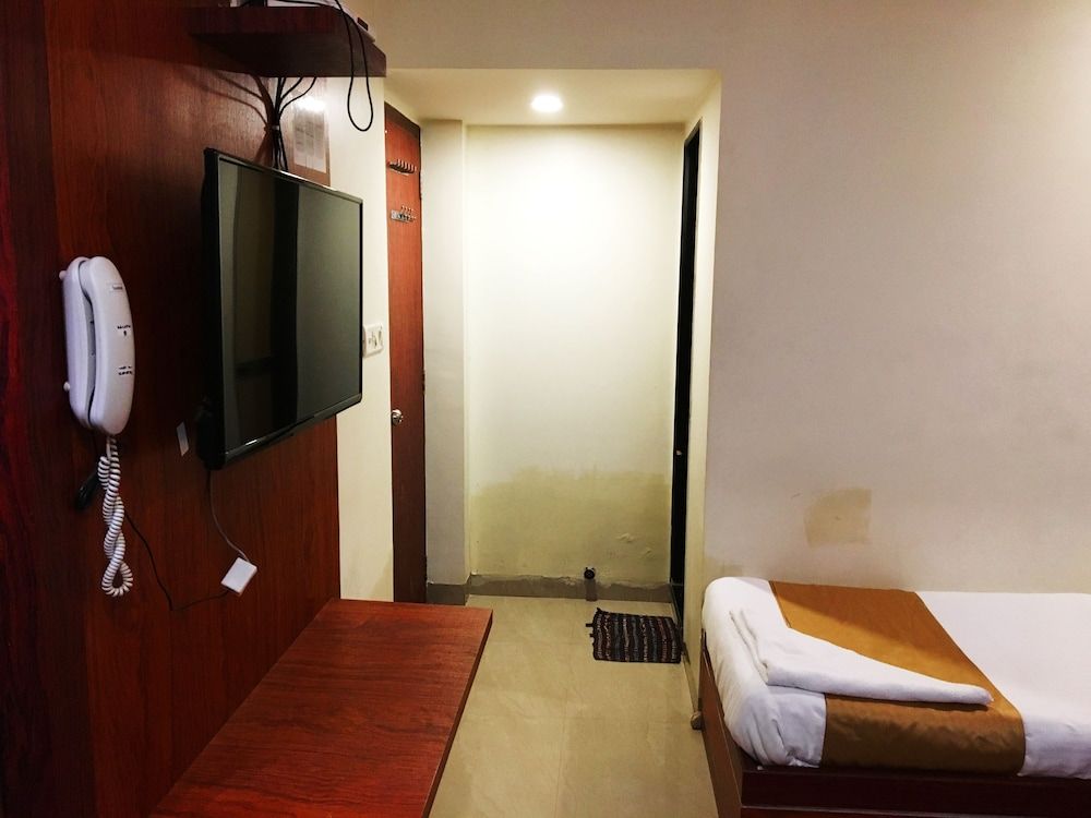 Hotel Safar Residency Deluxe Triple Room 7