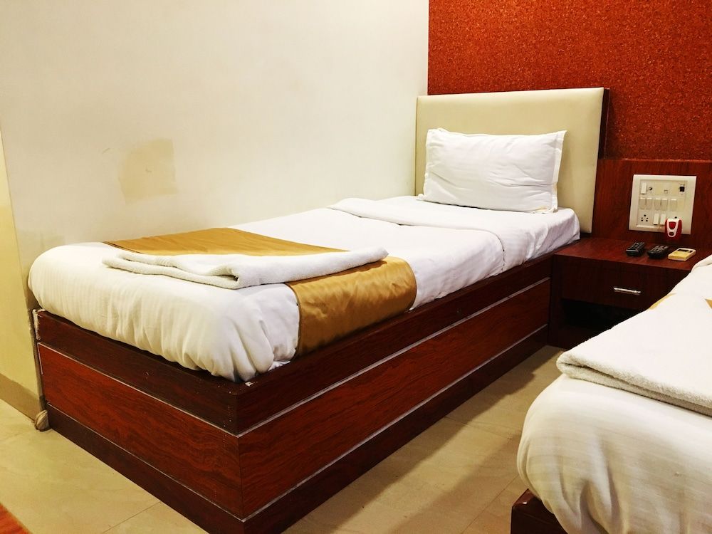 Hotel Safar Residency Deluxe Triple Room 4