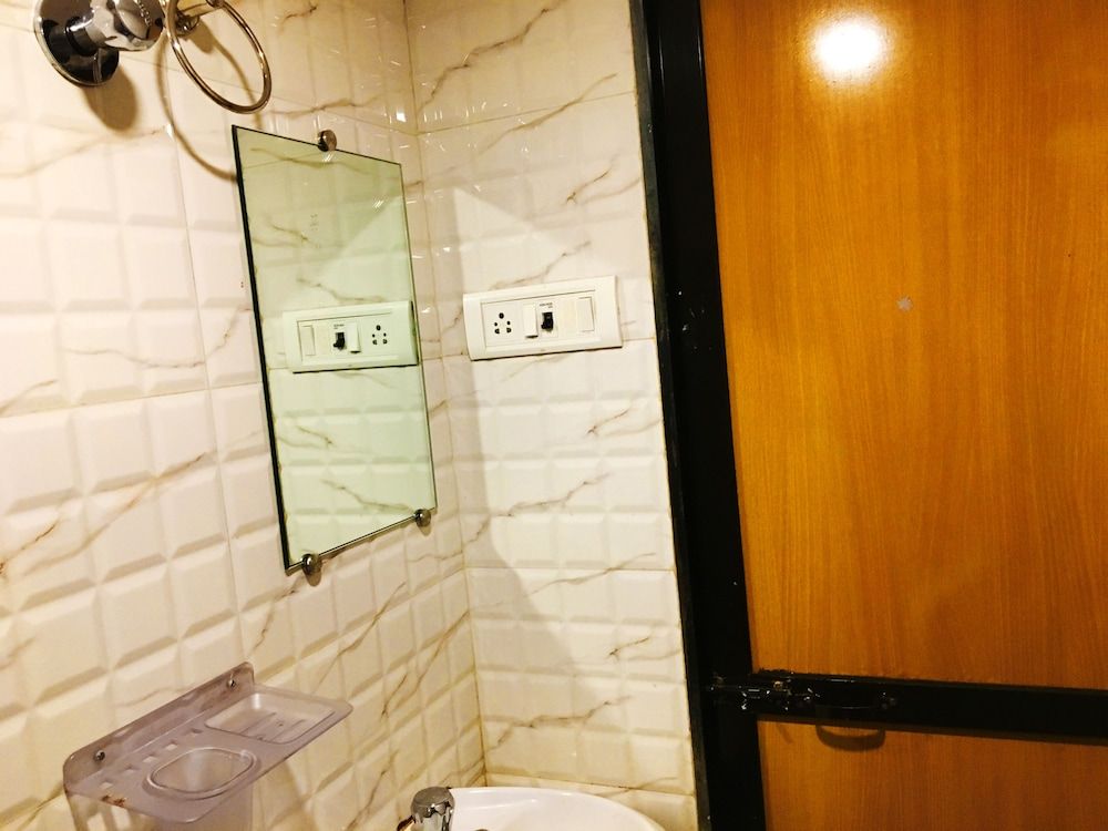 Hotel Safar Residency Deluxe Triple Room 6