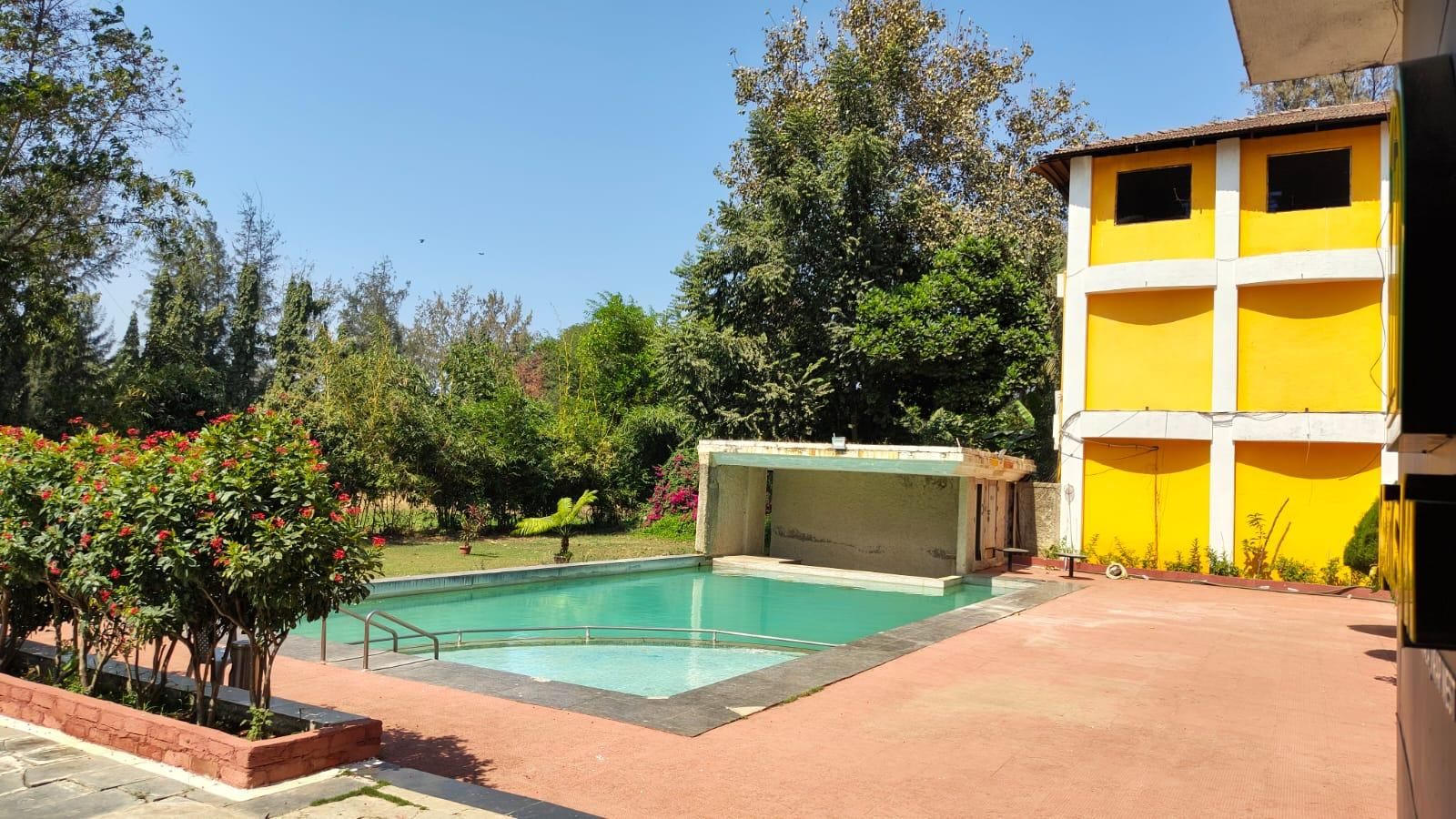 Swimming pool [outdoor]