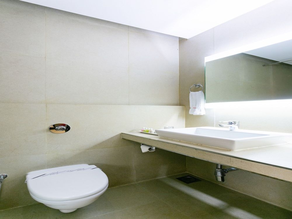 Capital O 45587 The Roa Hotel Double or Twin Room 6