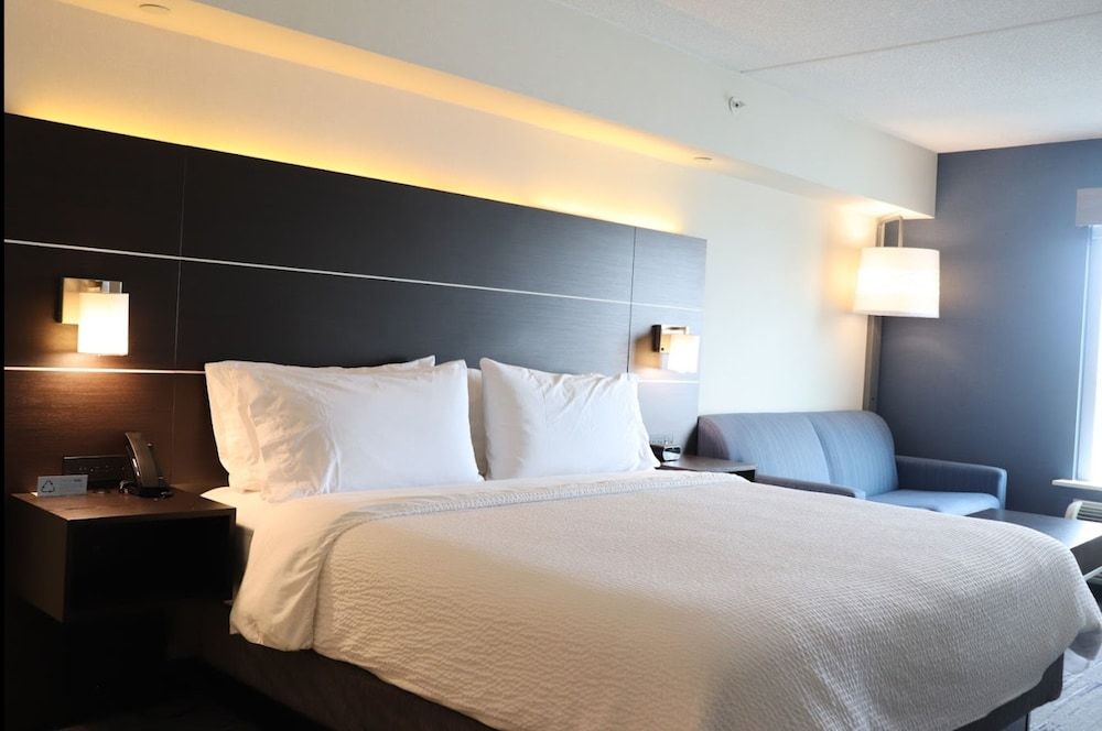 Holiday Inn Express & Suites Brampton by IHG