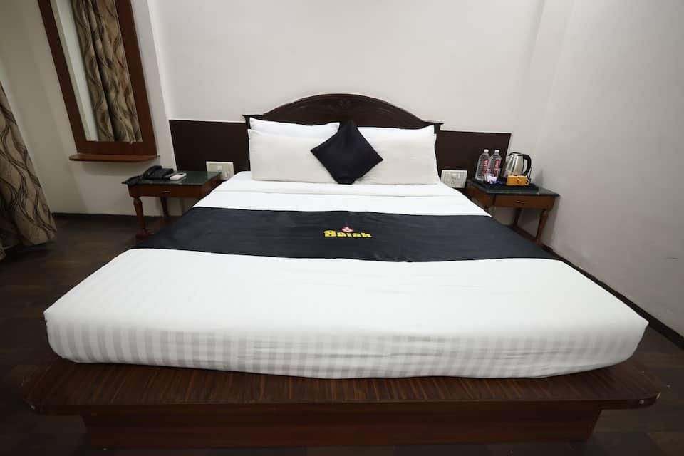 Hotel Saish Deluxe Double Bed 4