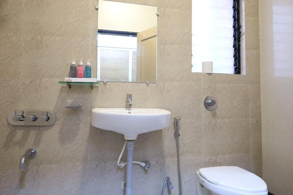 Hotel Saish Deluxe Double Bed 7