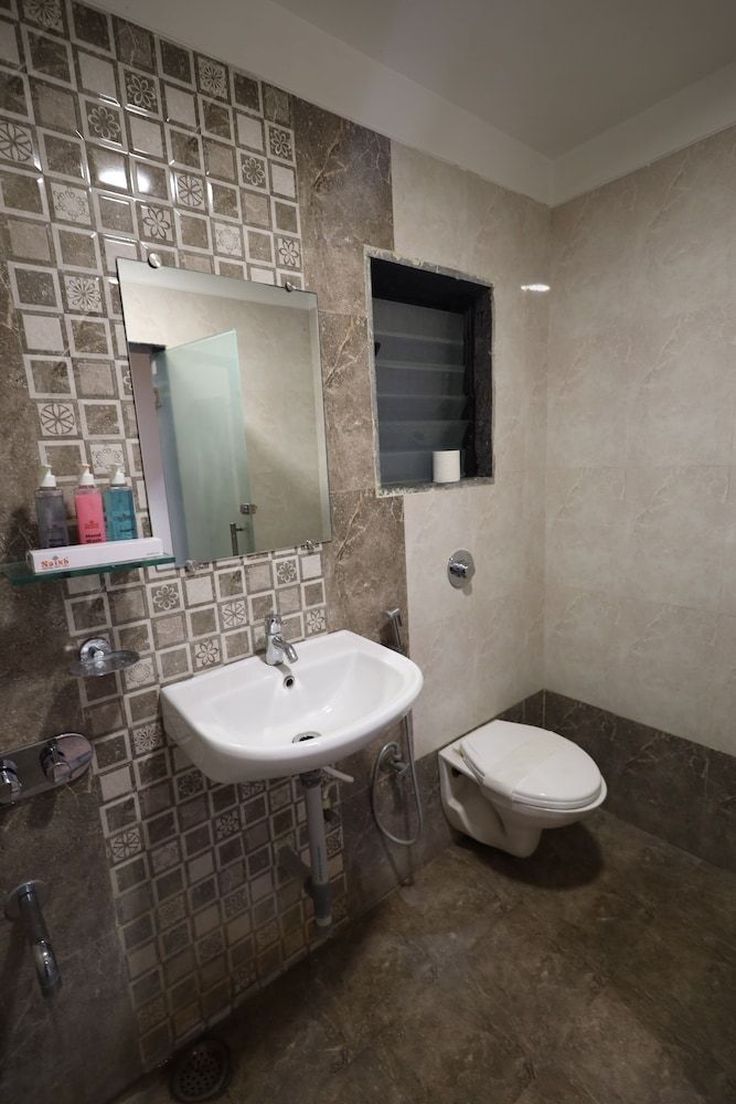 Hotel Saish Deluxe Double Bed 8