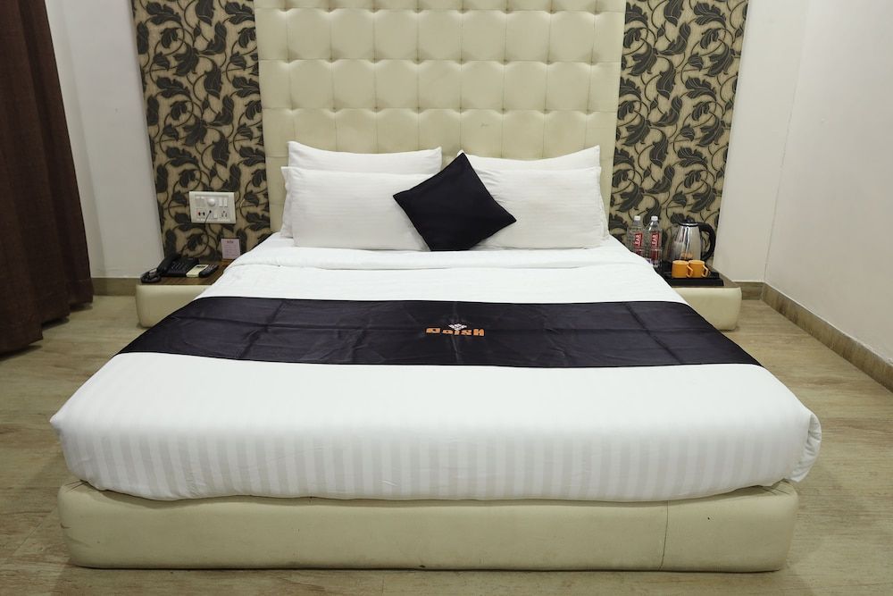 Hotel Saish Deluxe Double Bed 5