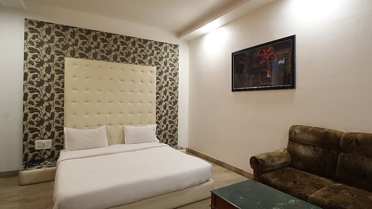 Hotel Saish Deluxe Double Bed 2
