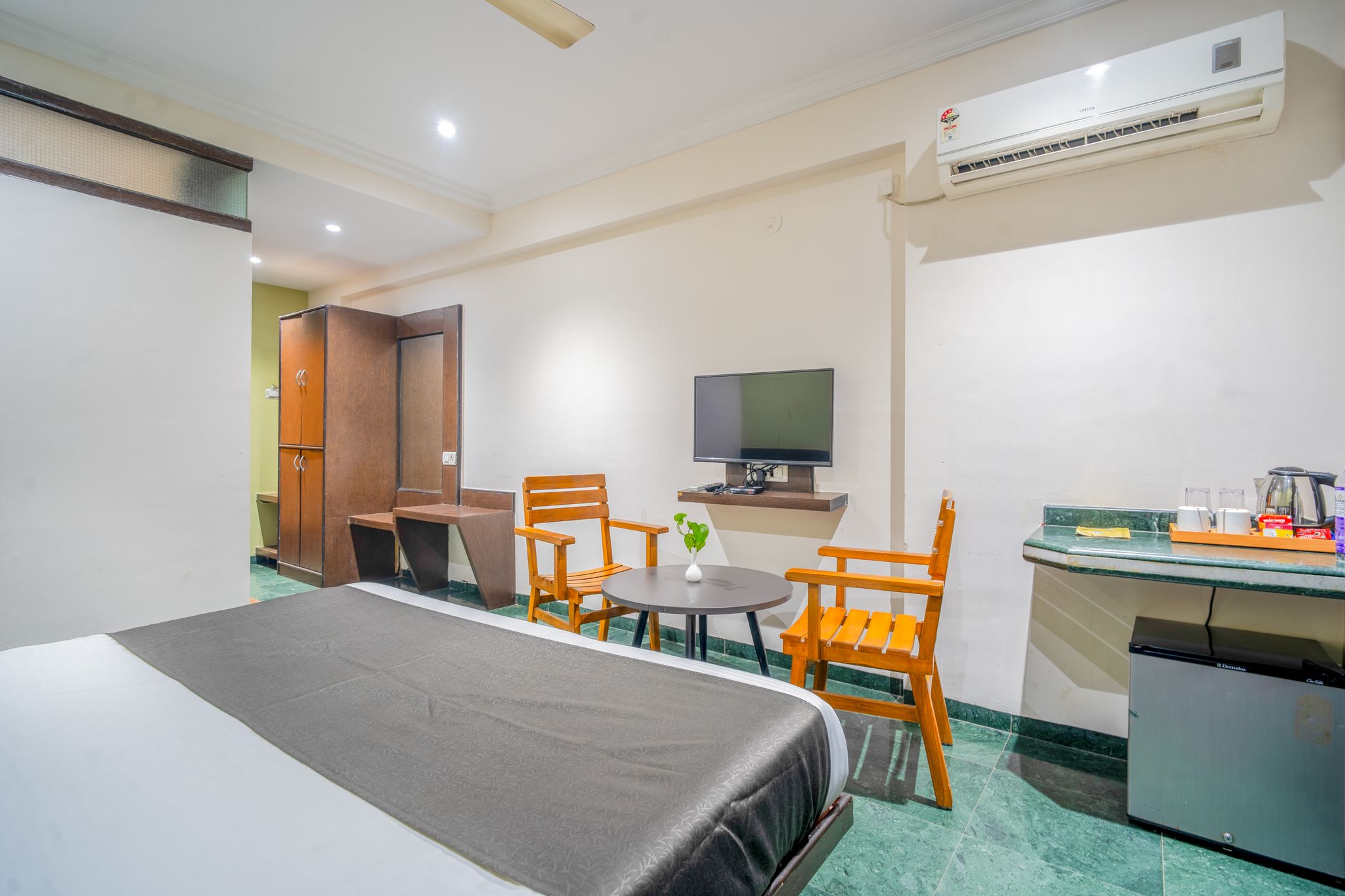 Hotel KB's Grand Silver Double Bed Room With King Bed and Complimentary pickup &  drop to Saibaba Samadhi Mandir 5