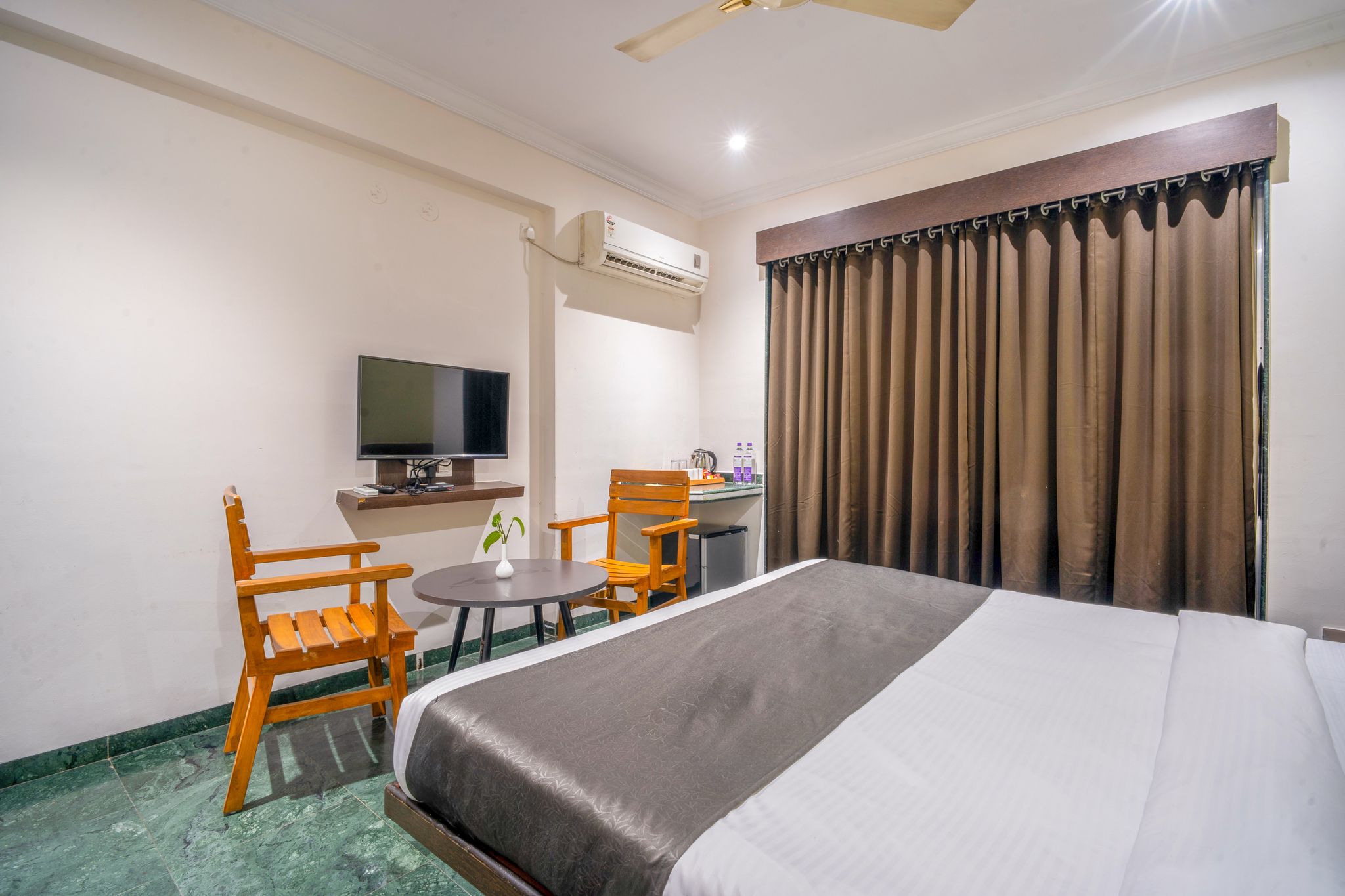 Hotel KB's Grand Silver Double Bed Room With King Bed and Complimentary pickup &  drop to Saibaba Samadhi Mandir 2