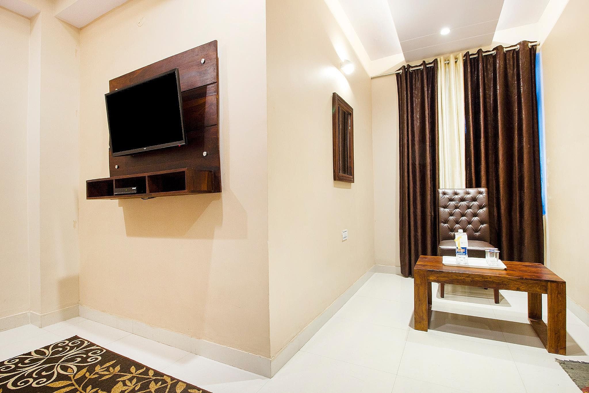 FabExpress Travelers Lodge Deluxe Double Room 26