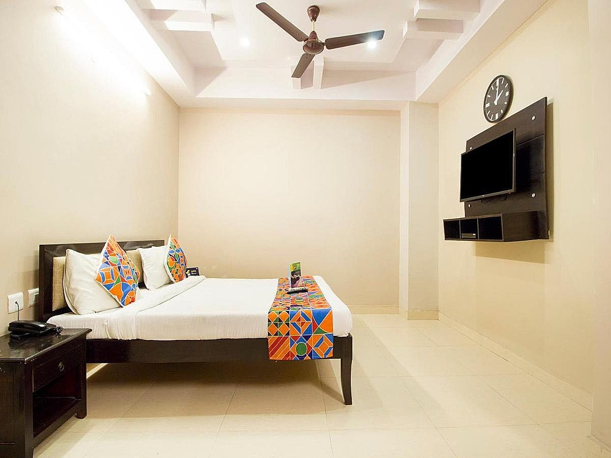 FabExpress Travelers Lodge Deluxe Double Room 10