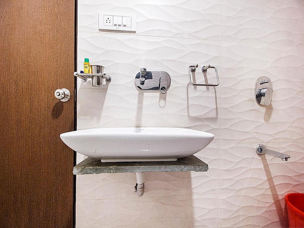 FabExpress Travelers Lodge Deluxe Double Room 12