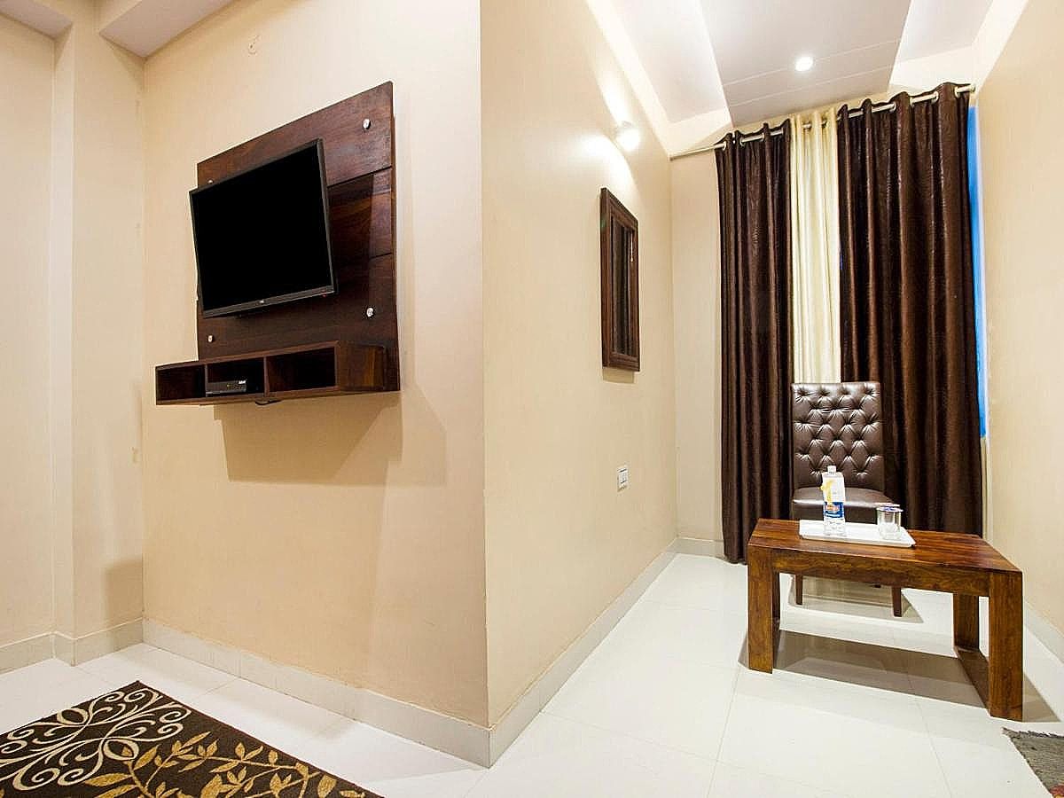 FabExpress Travelers Lodge Deluxe Double Room 9