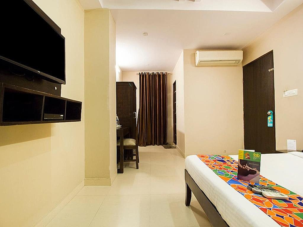 FabExpress Travelers Lodge Deluxe Double Room 2