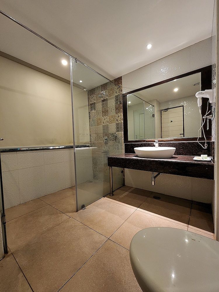 Hotel Preethi International Deluxe Room - Twin Bed 9