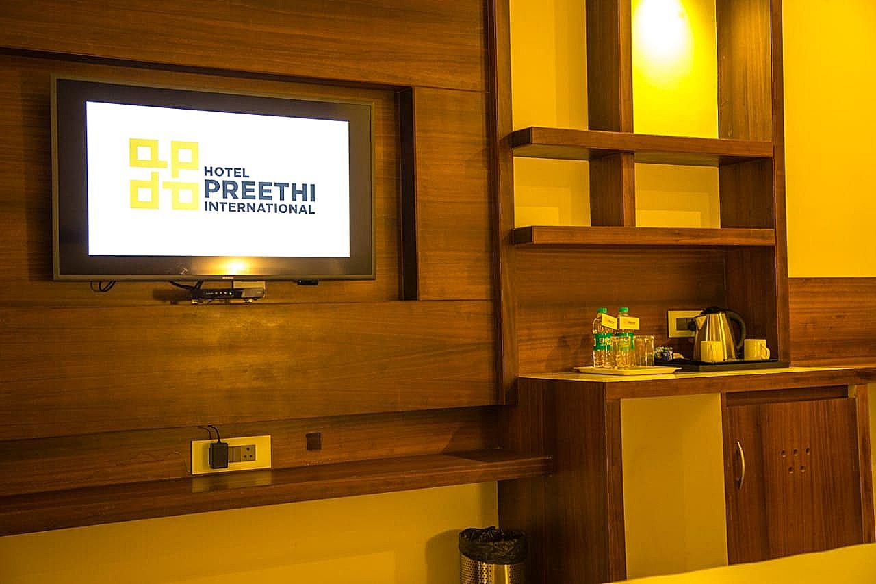 Hotel Preethi International Club Room - King Bed 15
