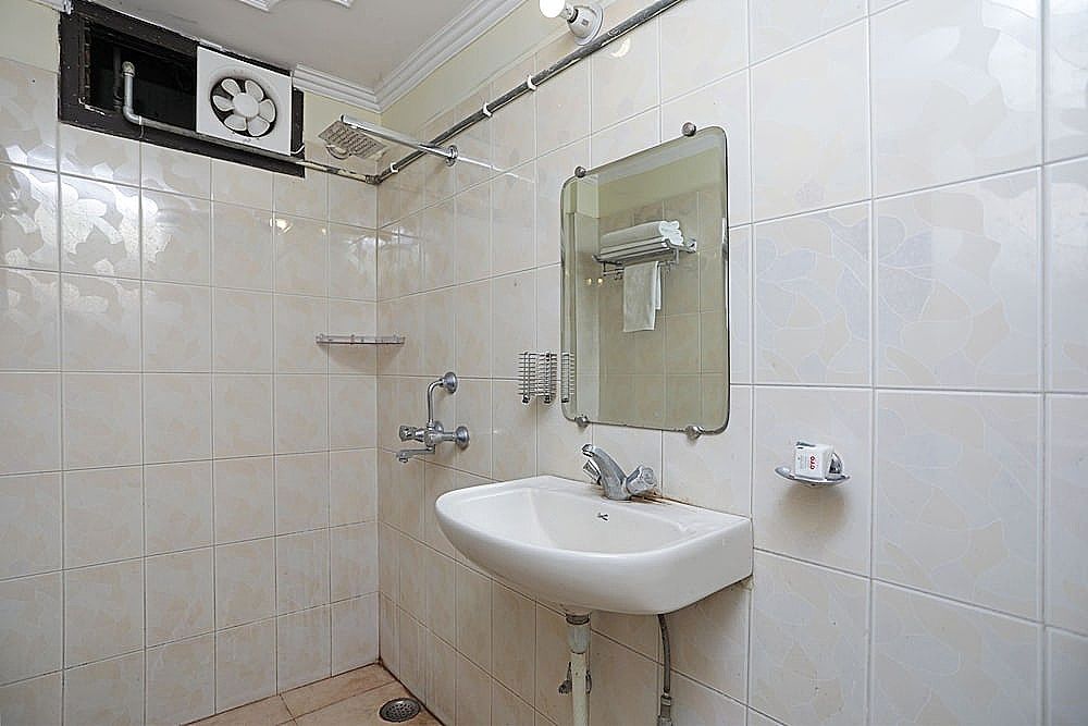 OYO Flagship 118 Atithi Satkar Dashashwmedh Deluxe Double or Twin Room, 1 King Bed 8