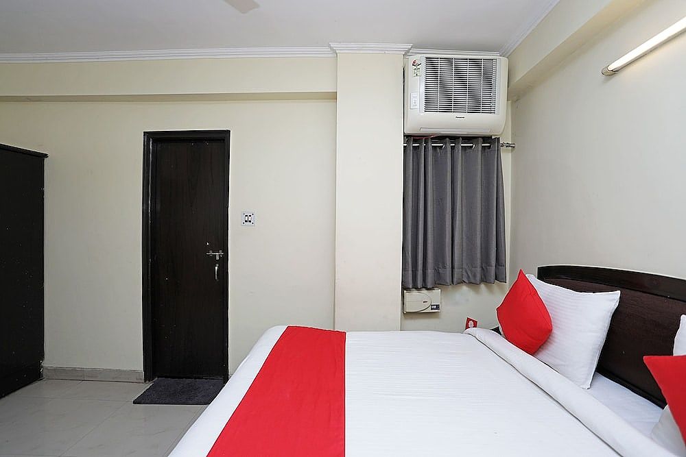 OYO Flagship 118 Atithi Satkar Dashashwmedh Deluxe Double or Twin Room, 1 King Bed 4