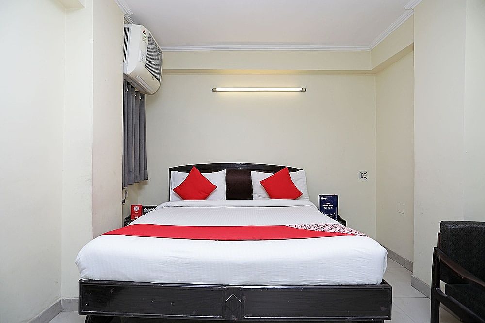 OYO Flagship 118 Atithi Satkar Dashashwmedh Deluxe Double or Twin Room, 1 King Bed 5