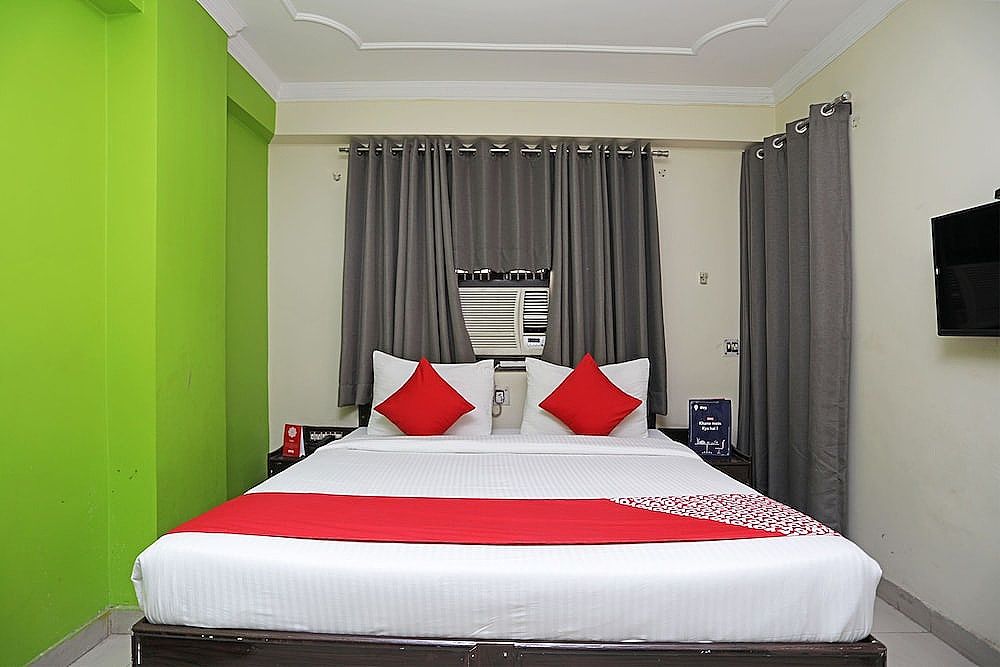 OYO Flagship 118 Atithi Satkar Dashashwmedh Deluxe Double or Twin Room, 1 King Bed 2