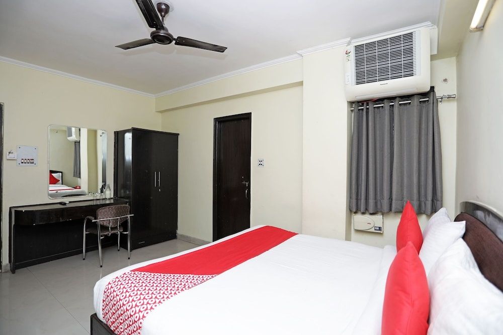 OYO Flagship 118 Atithi Satkar Dashashwmedh Deluxe Double or Twin Room, 1 King Bed 3
